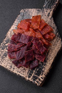 Lezzetli kurutulmuş dana eti ya da tuz, baharat ve çimento kaplı otlu hindi eti.