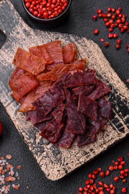 Lezzetli kurutulmuş dana eti ya da tuz, baharat ve çimento kaplı otlu hindi eti.