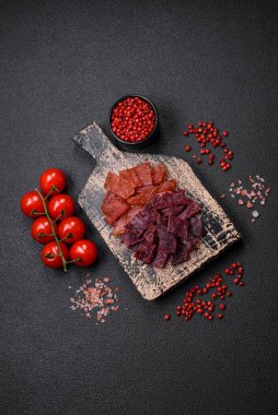 Lezzetli kurutulmuş dana eti ya da tuz, baharat ve çimento kaplı otlu hindi eti.