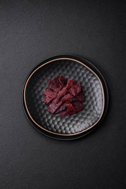 Lezzetli kurutulmuş dana eti ya da tuz, baharat ve çimento kaplı otlu hindi eti.