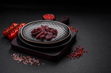 Lezzetli kurutulmuş dana eti ya da tuz, baharat ve çimento kaplı otlu hindi eti.