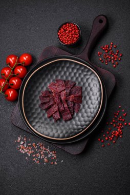 Lezzetli kurutulmuş dana eti ya da tuz, baharat ve çimento kaplı otlu hindi eti.