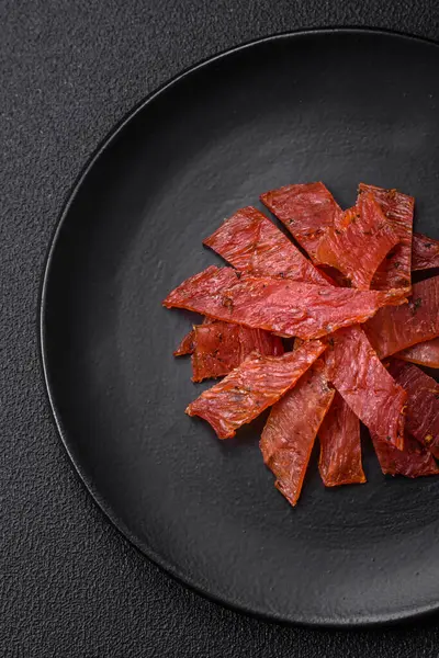 Lezzetli kurutulmuş dana eti ya da tuz, baharat ve çimento kaplı otlu hindi eti.