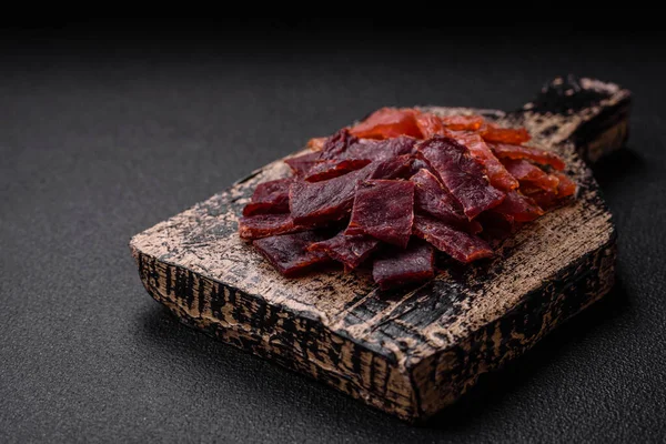 Lezzetli kurutulmuş dana eti ya da tuz, baharat ve çimento kaplı otlu hindi eti.