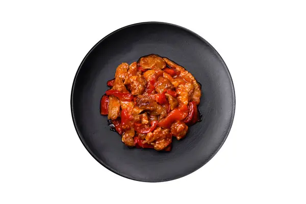 Leckeres Saftiges Fleisch Mit Paprika Und Soße Auf Schwarzem Keramikteller — Stockfoto