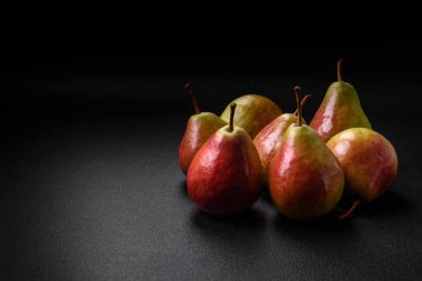 Lezzetli tatlı yeşil armut, koyu desenli, kırmızı armut.