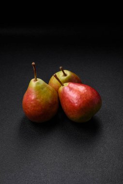 Lezzetli tatlı yeşil armut, koyu desenli, kırmızı armut.