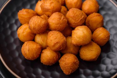 Ekmekli mozarella, tuz, baharat ve çimento kaplı lezzetli patates topları.