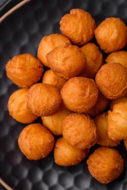 Ekmekli mozarella, tuz, baharat ve çimento kaplı lezzetli patates topları.