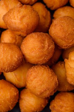 Ekmekli mozarella, tuz, baharat ve çimento kaplı lezzetli patates topları.