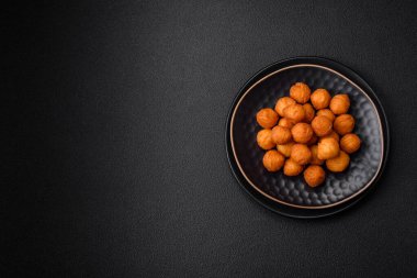 Ekmekli mozarella, tuz, baharat ve çimento kaplı lezzetli patates topları.