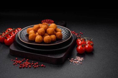 Ekmekli mozarella, tuz, baharat ve çimento kaplı lezzetli patates topları.