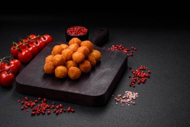 Ekmekli mozarella, tuz, baharat ve çimento kaplı lezzetli patates topları.