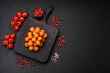 Ekmekli mozarella, tuz, baharat ve çimento kaplı lezzetli patates topları.