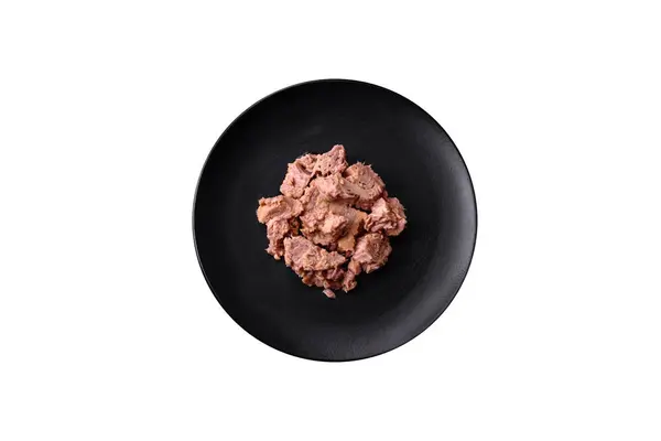 Deliciosa Carne Atún Enlatada Plato Cerámica Negra Sobre Fondo Hormigón —  Fotos de Stock
