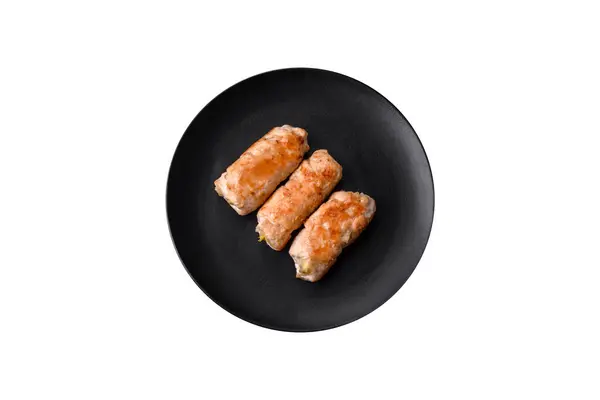 Νόστιμο Ψημένο Χοιρινό Ρολό Κοτόπουλου Μανιτάρια Μπαχαρικά Και Βότανα Μέσα — Φωτογραφία Αρχείου