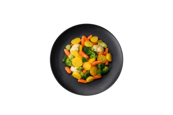 Deliciosas Verduras Frescas Vapor Zanahorias Brócoli Coliflor Plato Negro Sobre — Foto de Stock