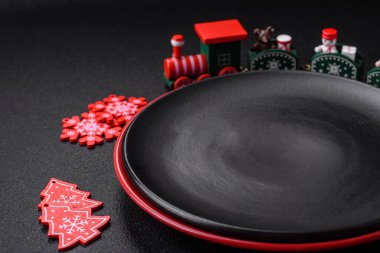 Tatilde dekorasyon unsurları olan boş seramik siyah tabak desenli beton arka plan