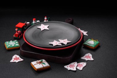 Tatilde dekorasyon unsurları olan boş seramik siyah tabak desenli beton arka plan