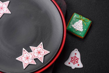 Tatilde dekorasyon unsurları olan boş seramik siyah tabak desenli beton arka plan