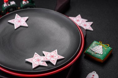 Tatilde dekorasyon unsurları olan boş seramik siyah tabak desenli beton arka plan