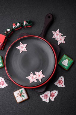 Tatilde dekorasyon unsurları olan boş seramik siyah tabak desenli beton arka plan