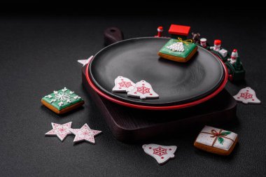 Tatilde dekorasyon unsurları olan boş seramik siyah tabak desenli beton arka plan