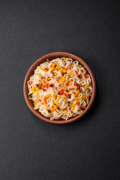 Νόστιμα Φρέσκα Ασιατικά Noodles Κομμάτια Λαχανικών Κρέατος Αλατιού Μπαχαρικών Και — Φωτογραφία Αρχείου