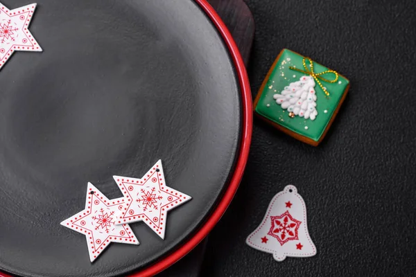 Tatilde dekorasyon unsurları olan boş seramik siyah tabak desenli beton arka plan