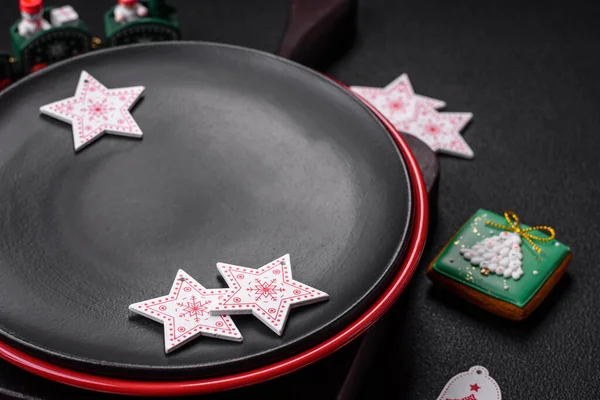 Tatilde dekorasyon unsurları olan boş seramik siyah tabak desenli beton arka plan