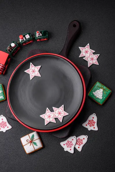 Tatilde dekorasyon unsurları olan boş seramik siyah tabak desenli beton arka plan