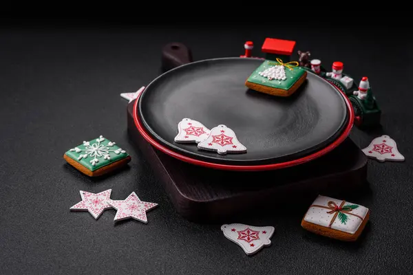 Tatilde dekorasyon unsurları olan boş seramik siyah tabak desenli beton arka plan