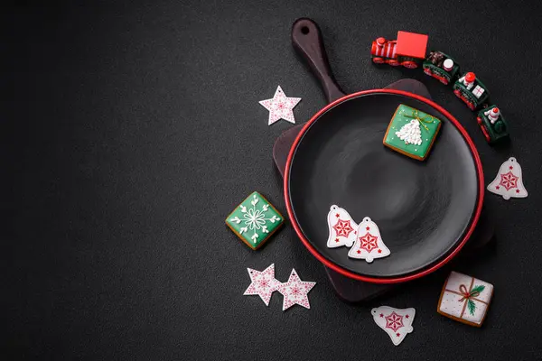 Tatilde dekorasyon unsurları olan boş seramik siyah tabak desenli beton arka plan