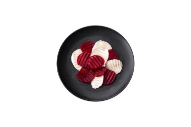 Lezzetli taze mozarella ve kaynamış pancarlar koyu beton arka planda yuvarlak bir seramik tabakta dilimlenir.