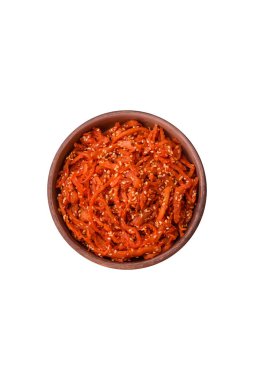 Kurutulmuş mürekkep balığı dilimlenmiş ve koyu beton arka planda susam tohumu ve baharatla tatlandırılmış. Kore mutfağı.