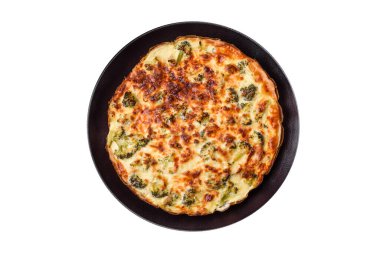 Brokolili, peynirli, tavuklu, baharatlı ve otlu nefis kiş.