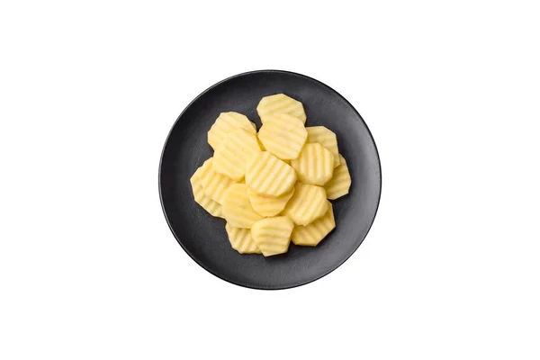 Patatas Frescas Crudas Cortadas Rodajas Sobre Plato Cerámica Negra Sobre —  Fotos de Stock