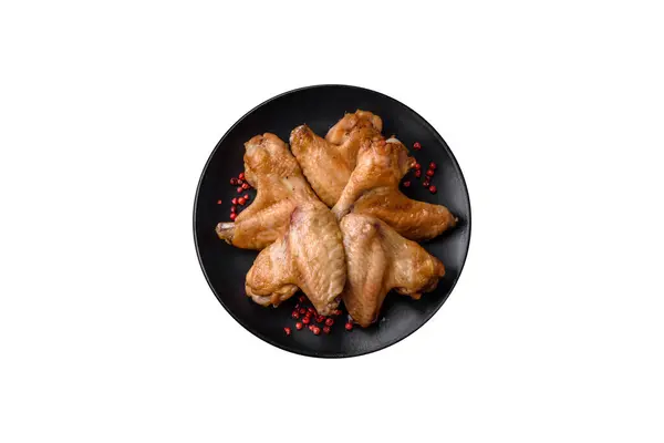 Koyu Beton Arka Planda Tuzlu Baharatlı Otlu Tavuk Kanatları — Stok fotoğraf