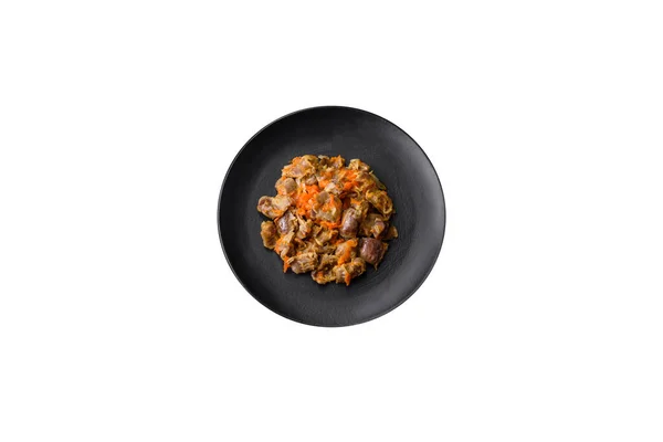 Köstliche Geschmorte Hühnermagen Mit Karotten Und Tomaten Auf Dunklem Betongrund — Stockfoto