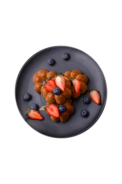 Köstliche Cupcakes Oder Muffins Mit Rosinen Und Nüssen Erdbeeren Und — Stockfoto