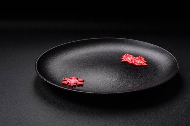 Tatilde dekorasyon unsurları olan boş seramik siyah tabak desenli beton arka plan