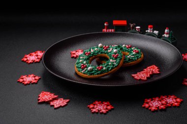 Güzel Noel zencefilli ekmeği. Koyu beton arka planda süsleme elementleriyle elle yapılmış.