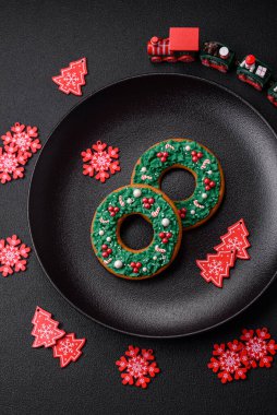 Güzel Noel zencefilli ekmeği. Koyu beton arka planda süsleme elementleriyle elle yapılmış.