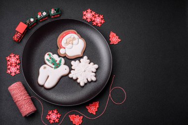 Güzel Noel zencefilli ekmeği. Koyu beton arka planda süsleme elementleriyle elle yapılmış.