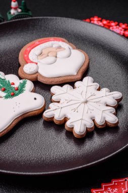 Güzel Noel zencefilli ekmeği. Koyu beton arka planda süsleme elementleriyle elle yapılmış.