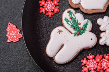 Güzel Noel zencefilli ekmeği. Koyu beton arka planda süsleme elementleriyle elle yapılmış.