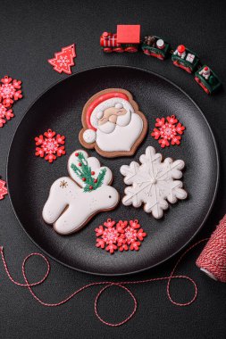 Güzel Noel zencefilli ekmeği. Koyu beton arka planda süsleme elementleriyle elle yapılmış.