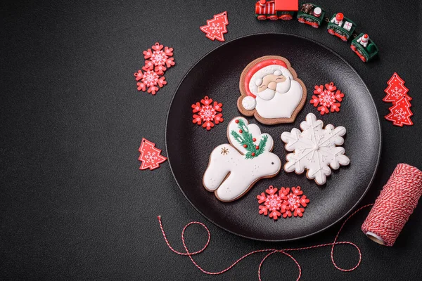 Schöne Weihnachtliche Lebkuchen Von Hand Mit Dekorationselementen Auf Dunklem Betongrund — Stockfoto