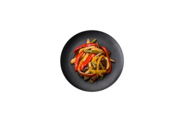 Lezzetli sebzeler biber buğulama, kuşkonmaz fasulye ve soya sosu dilimlenmiş patates koyu beton arka planda.