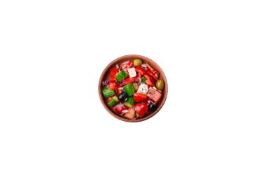 Lezzetli, feta peynirli taze Yunan salatası, zeytin, domates ve salatalık koyu beton arka planda.